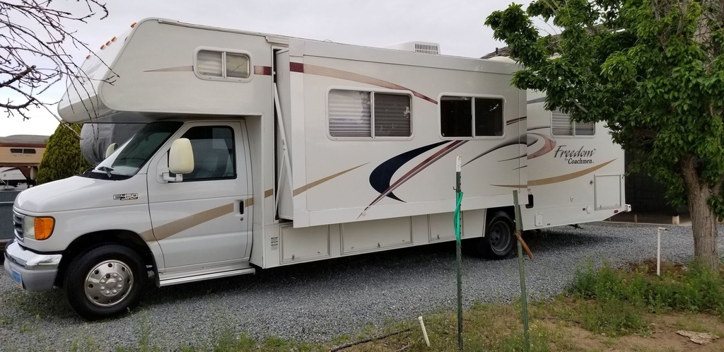 Photo 3 - 2006 Coachmen Class C Motorhome rental photo 5