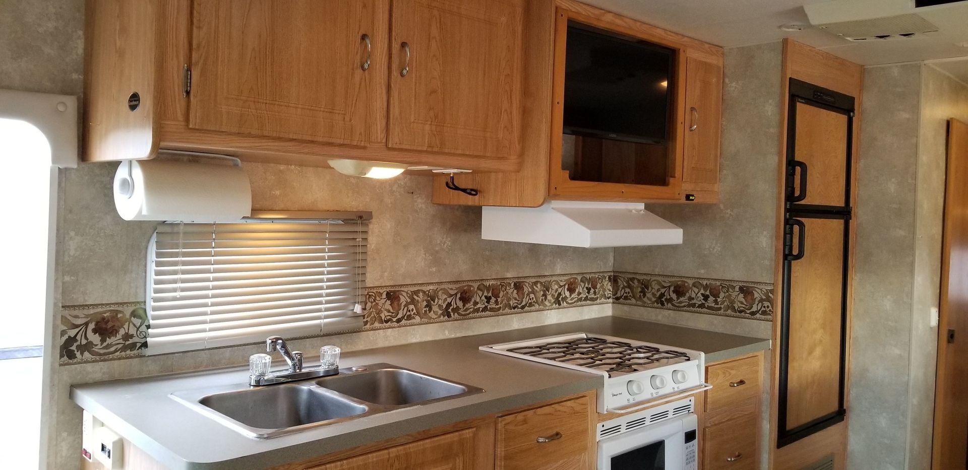 Photo 6 - 2006 Coachmen Class C Motorhome rental photo 8
