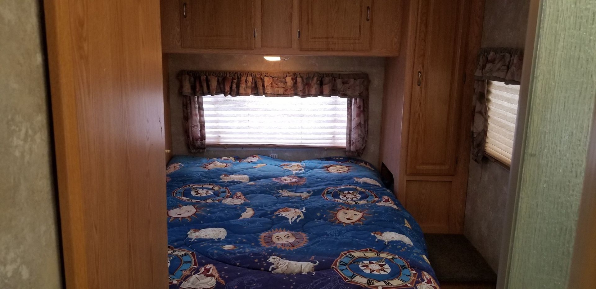 Photo 12 - 2006 Coachmen Class C Motorhome rental photo 14