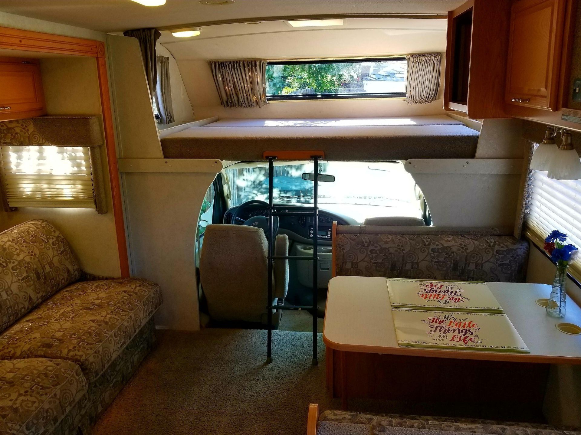 Photo 3 - 2006 Winnebago Class C Motorhome rental photo 5