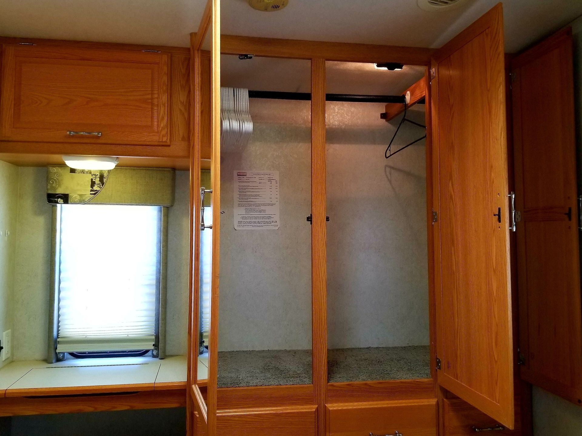 Photo 7 - 2006 Winnebago Class C Motorhome rental photo 9