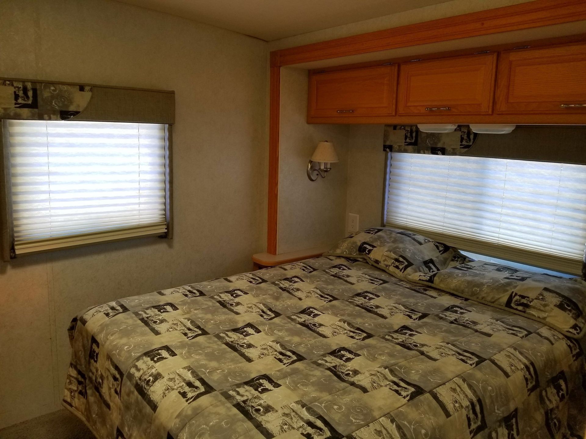 Photo 8 - 2006 Winnebago Class C Motorhome rental photo 10