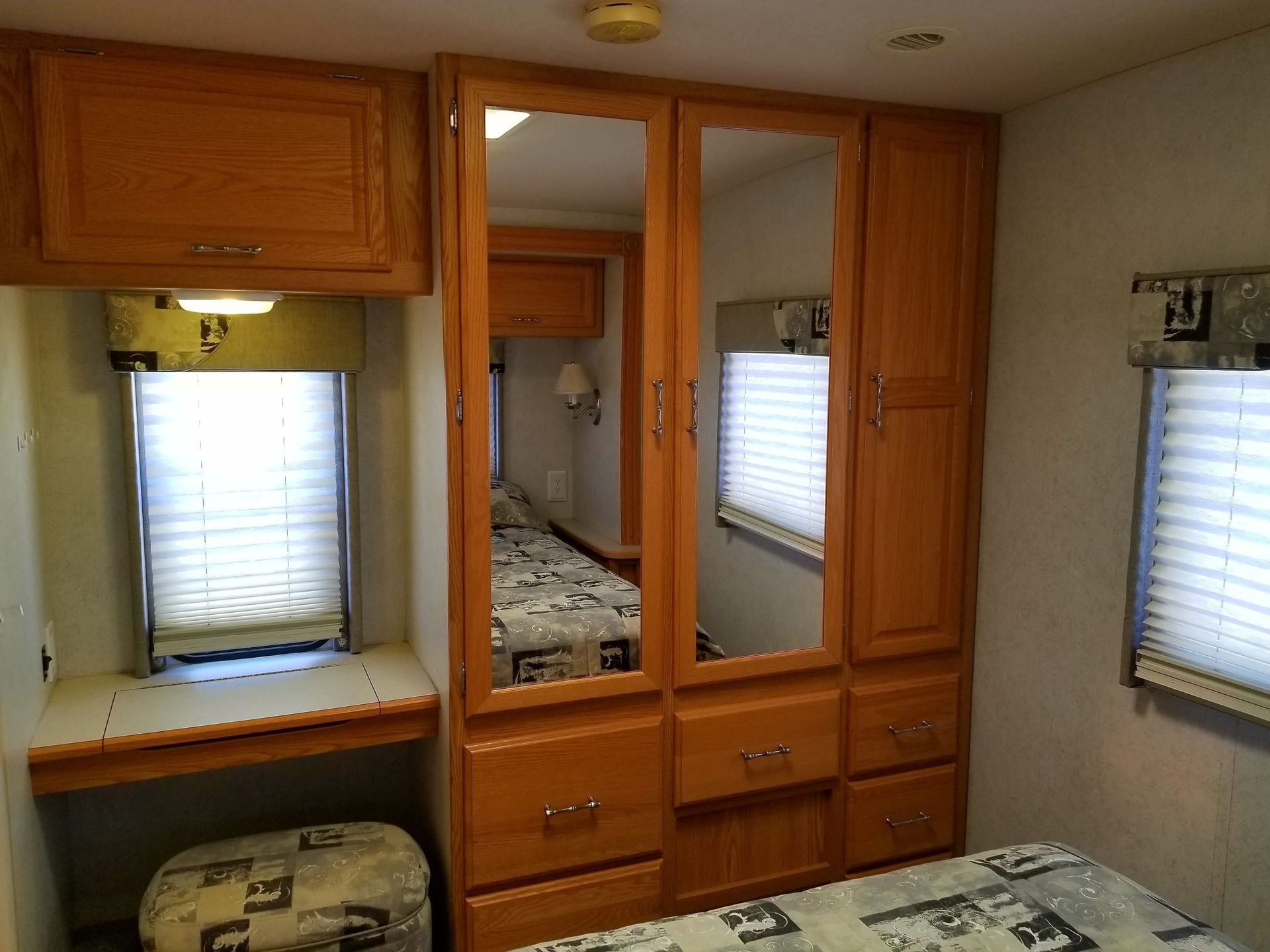 Photo 9 - 2006 Winnebago Class C Motorhome rental photo 11