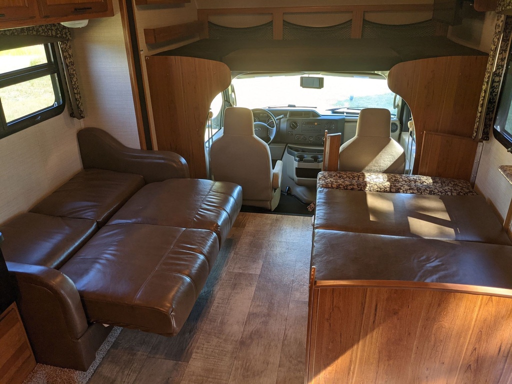 Photo 2 - 2017 Jayco Class C Motorhome rental photo 13