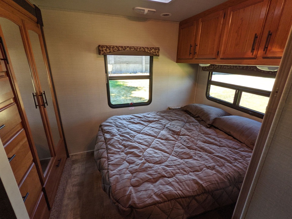 Photo 2 - 2017 Jayco Class C Motorhome rental photo 15