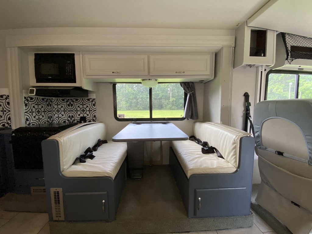 Photo 6 - 2016 Fleetwood Class A Motorhome rental photo 8