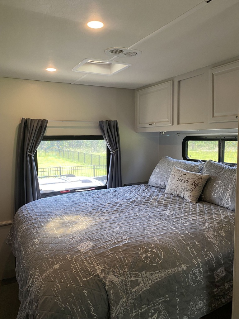 Photo 14 - 2016 Fleetwood Class A Motorhome rental photo 16