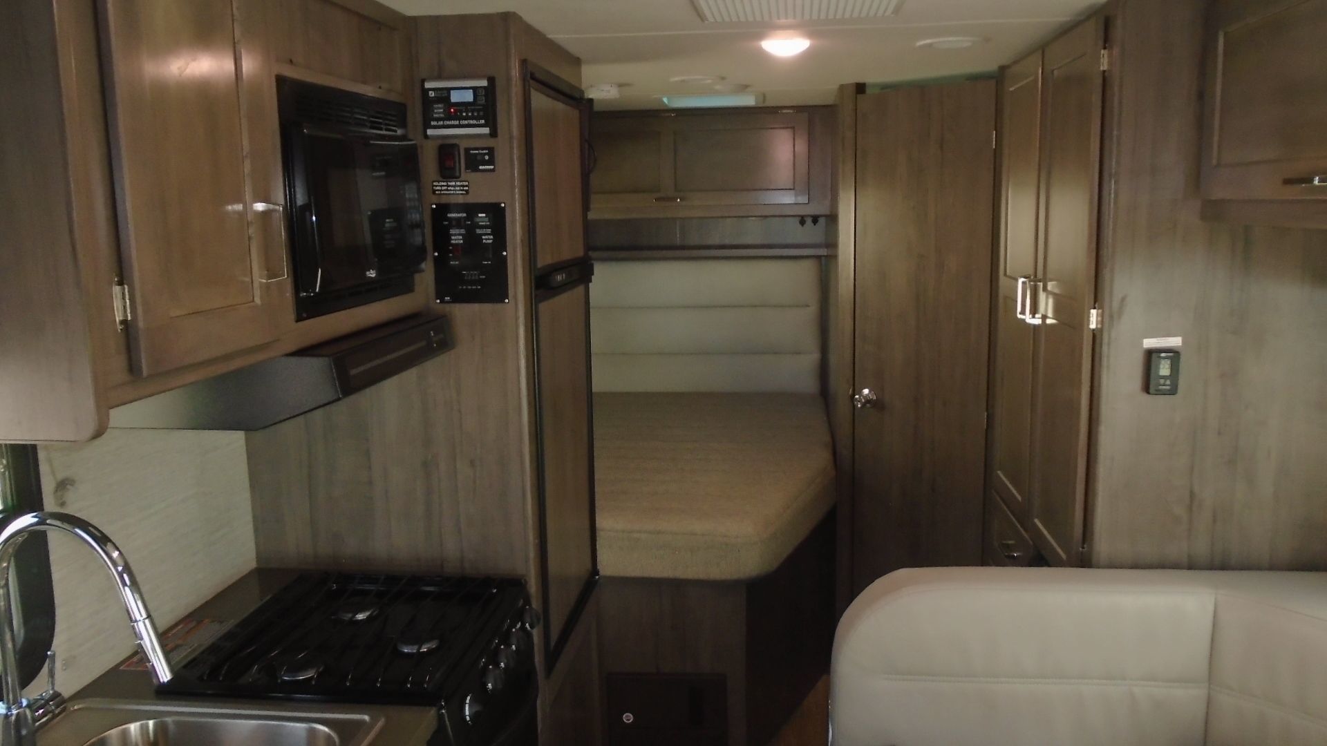 Photo 5 - 2020 Winnebago Industries, Inc. Class C Motorhome rental photo 7