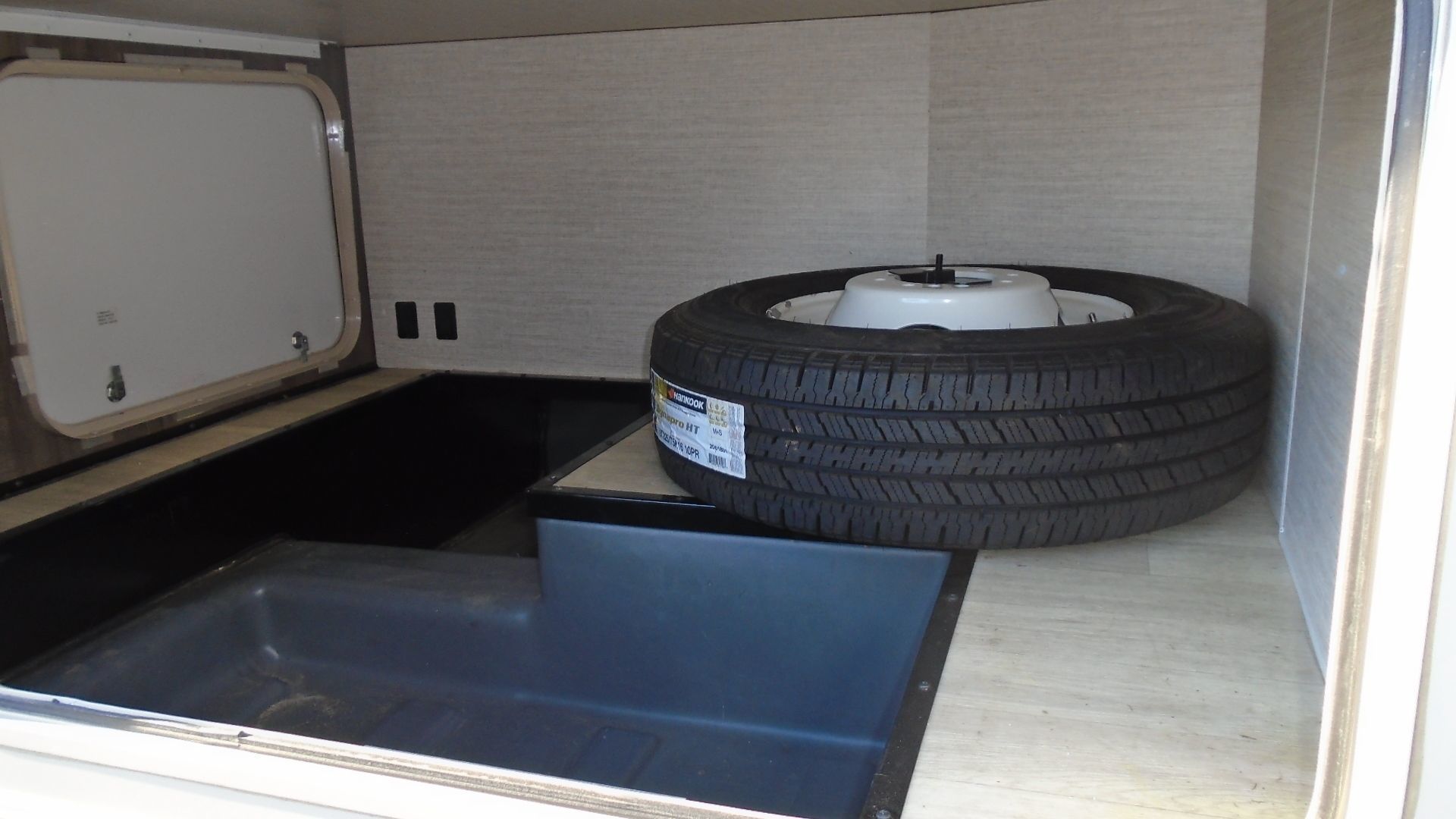 Photo 9 - 2020 Winnebago Class C Motorhome rental photo 11