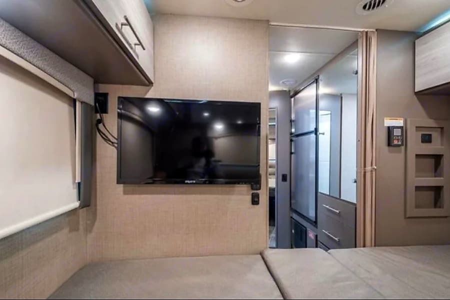 Photo 9 - 2020 Thor Motor Coach Class A Motorhome rental photo 11