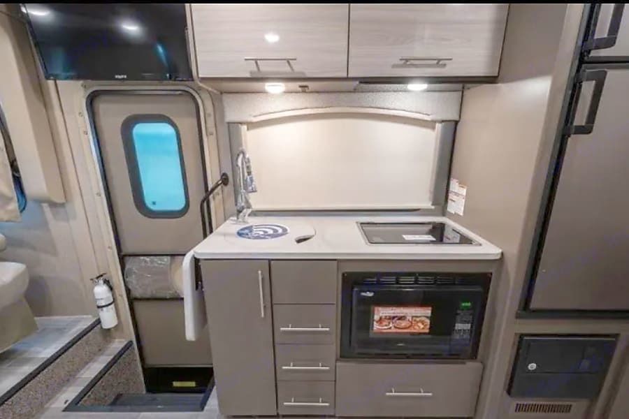 Photo 14 - 2020 Thor Motor Coach Class A Motorhome rental photo 16