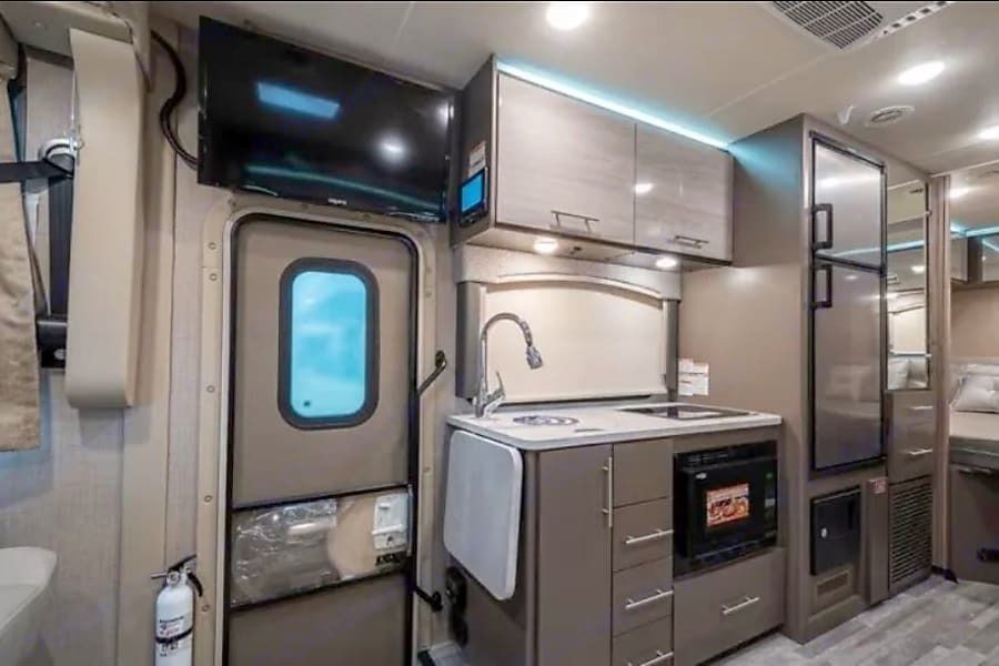 Photo 15 - 2020 Thor Motor Coach Class A Motorhome rental photo 17