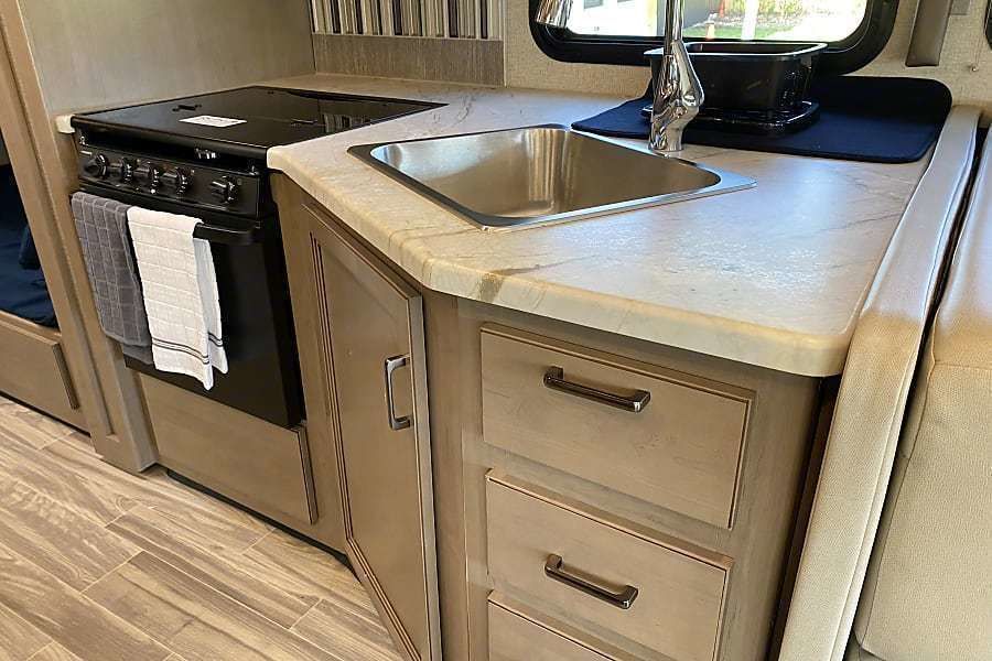 Photo 12 - 2020 Thor Motor Coach Class A Motorhome rental photo 14