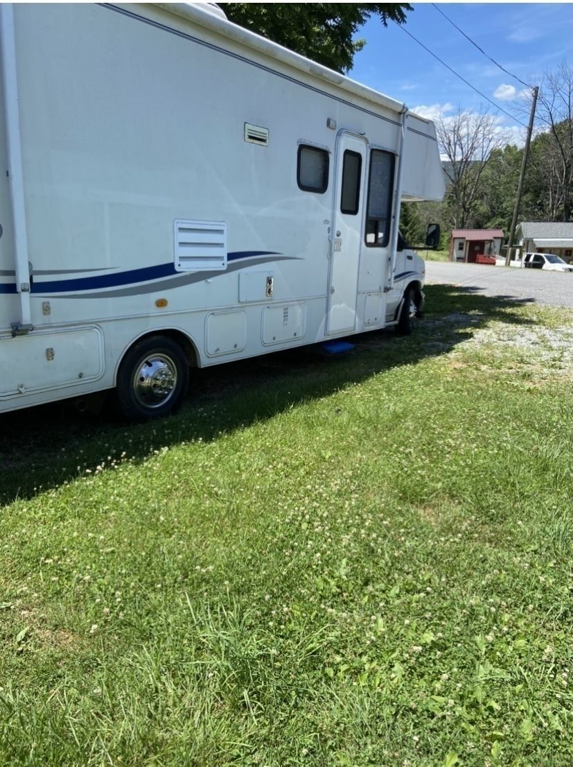 Photo 1 - 2003 Gulf Stream Class C Motorhome rental photo 3