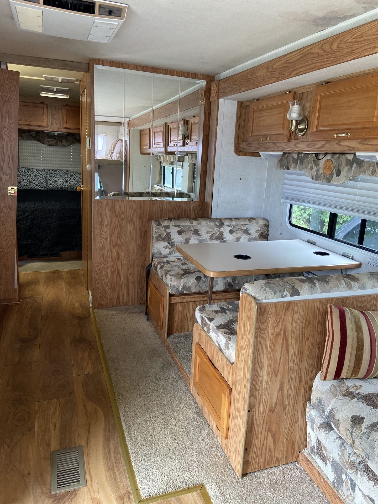 Photo 19 - 2003 Gulf Stream Class C Motorhome rental photo 21