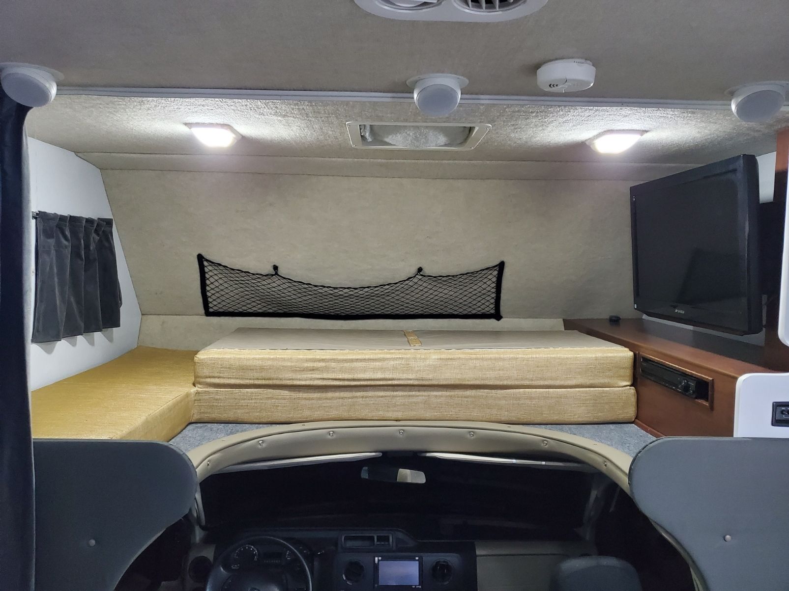 Photo 20 - 2012 Fleetwood Class C Motorhome rental photo 22
