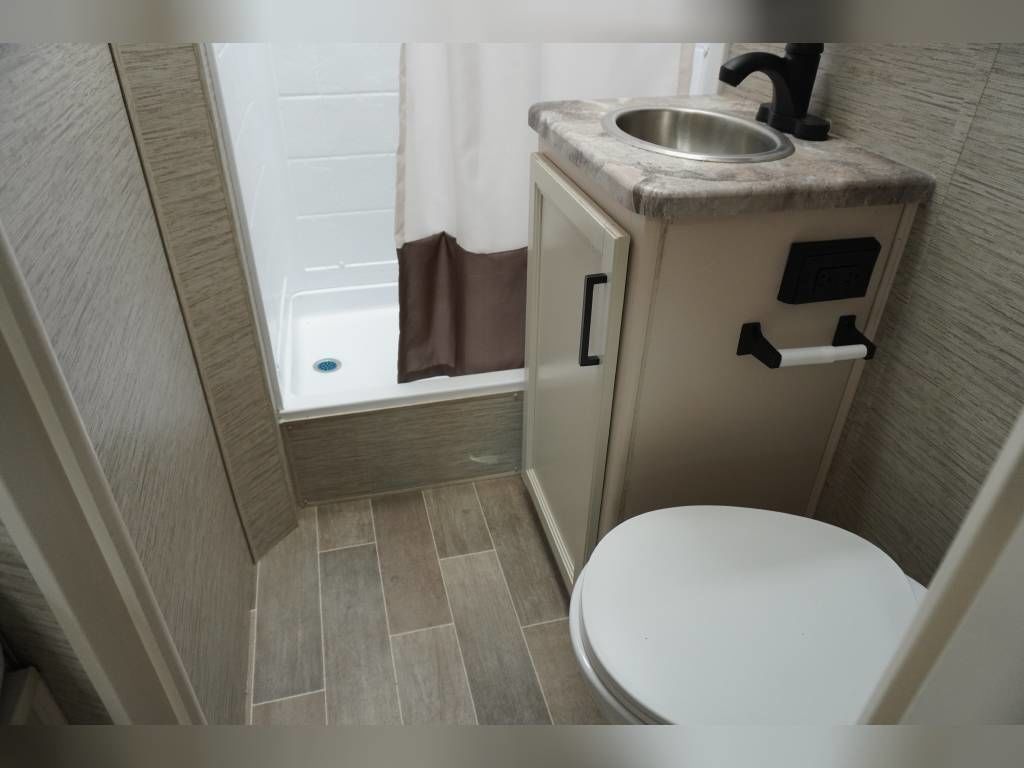 Photo 4 - 2022 Thor Class C Motorhome rental photo 8