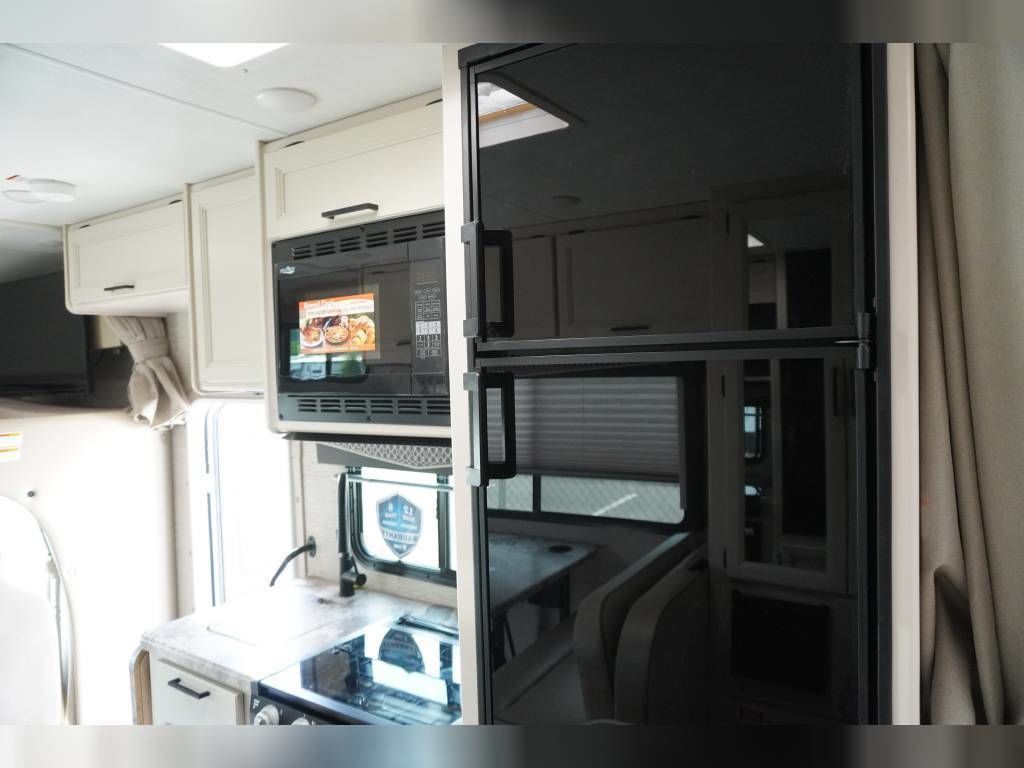 Photo 4 - 2022 Thor Class C Motorhome rental photo 9