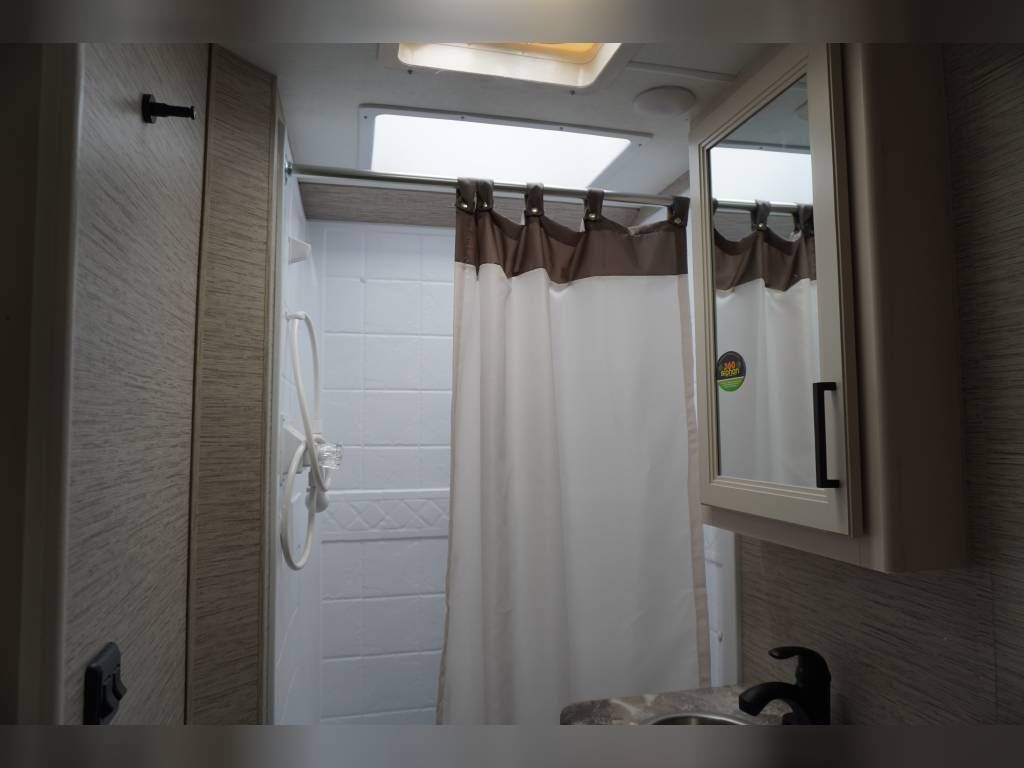 Photo 4 - 2022 Thor Class C Motorhome rental photo 10