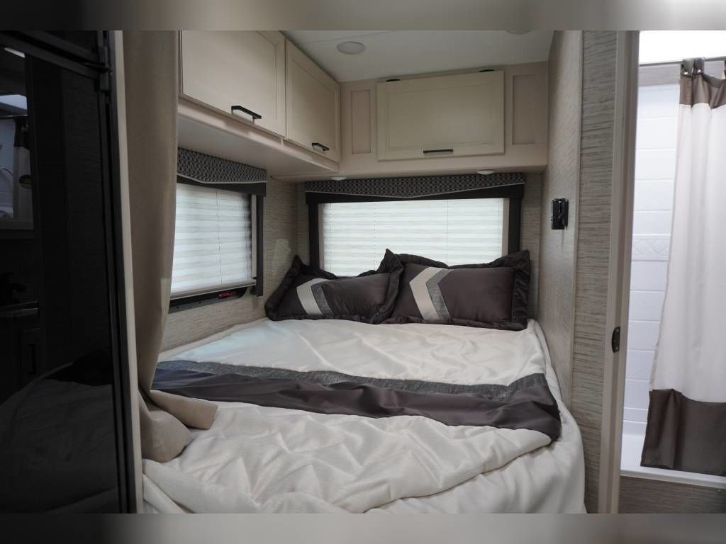 Photo 4 - 2022 Thor Class C Motorhome rental photo 11