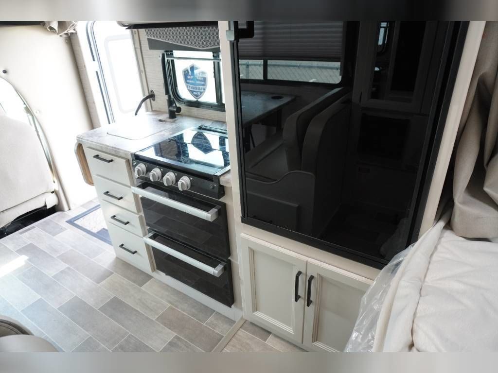 Photo 5 - 2022 Thor Class C Motorhome rental photo 12