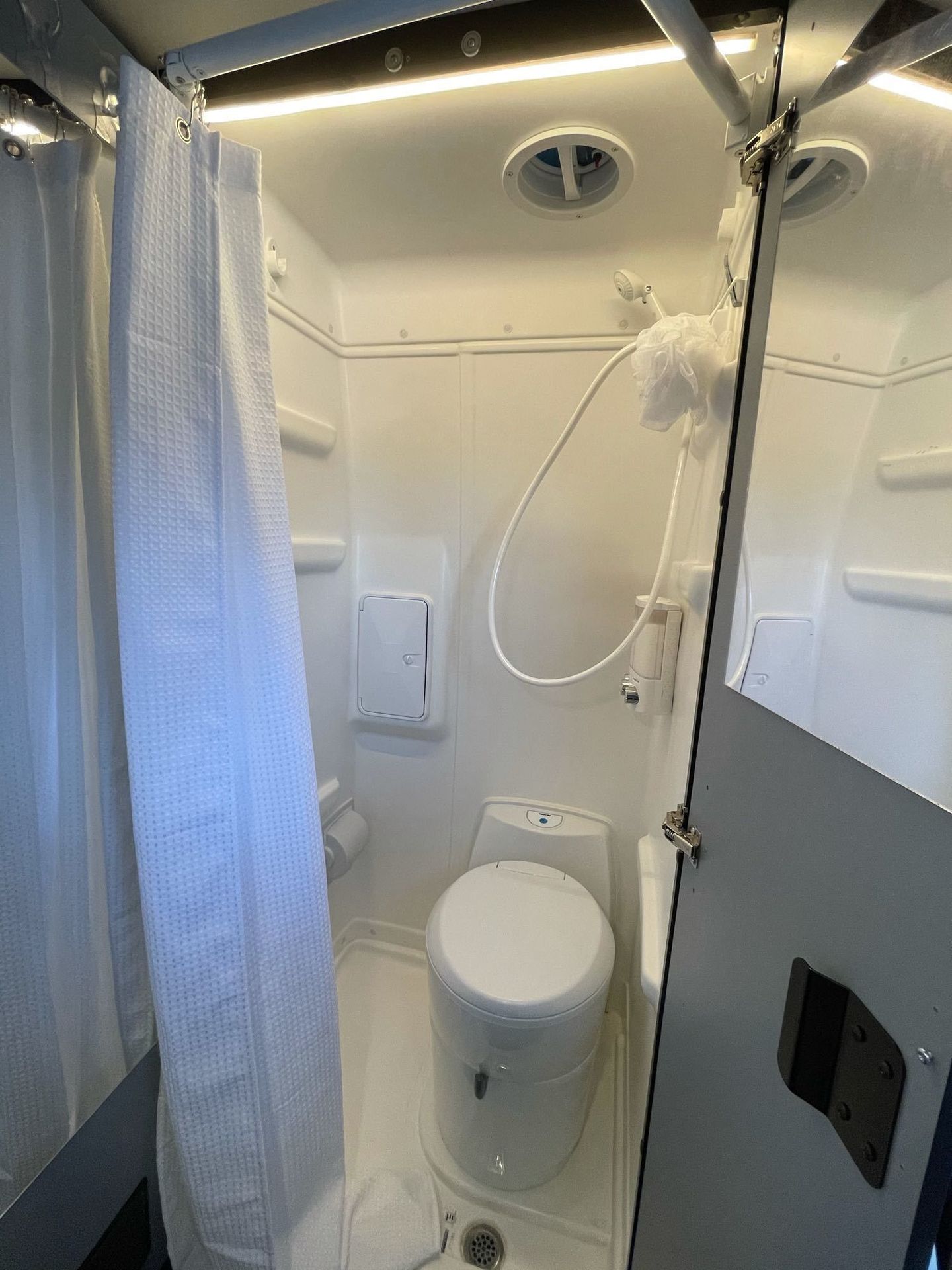 Photo 13 - 2021 Winnebago Class B Motorhome rental photo 14