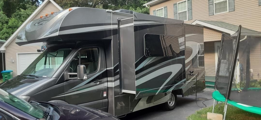 Photo 3 - 2017 Jayco Class C Motorhome rental photo 7