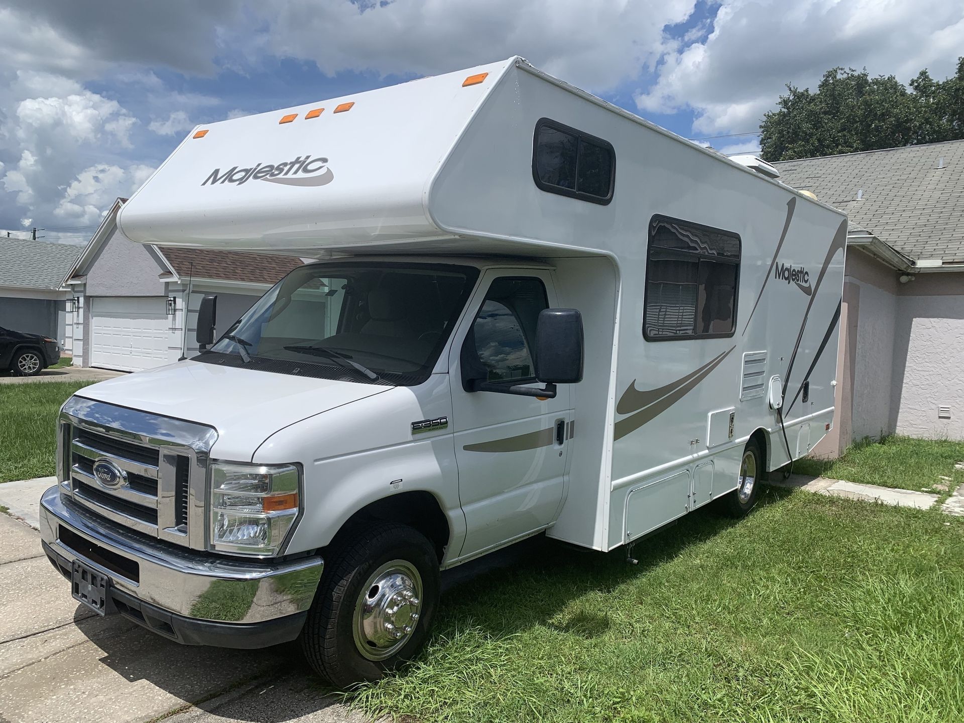 Photo 3 - 2013 Thor Motor Coach Class C Motorhome rental photo 12