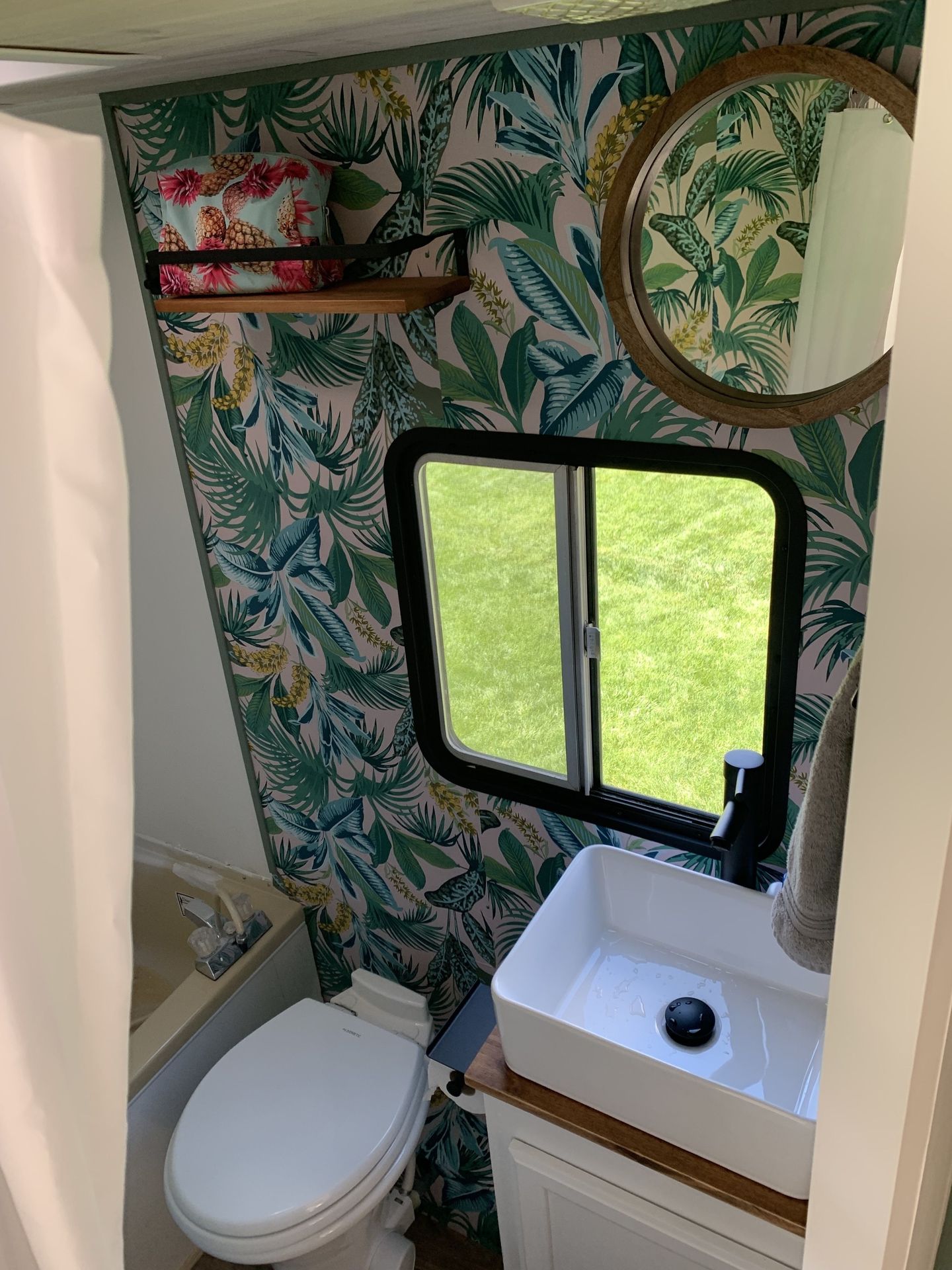 Photo 6 - 1984 Ford Class C Motorhome rental photo 8