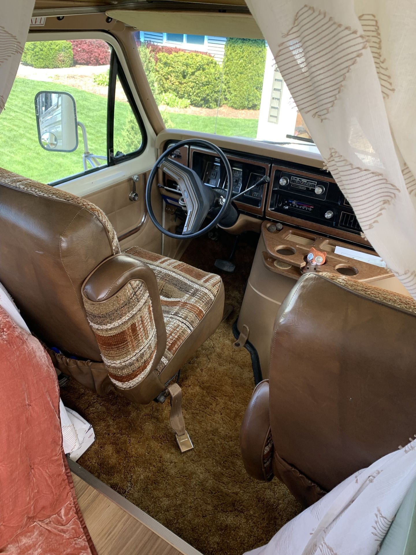 Photo 8 - 1984 Ford Class C Motorhome rental photo 10