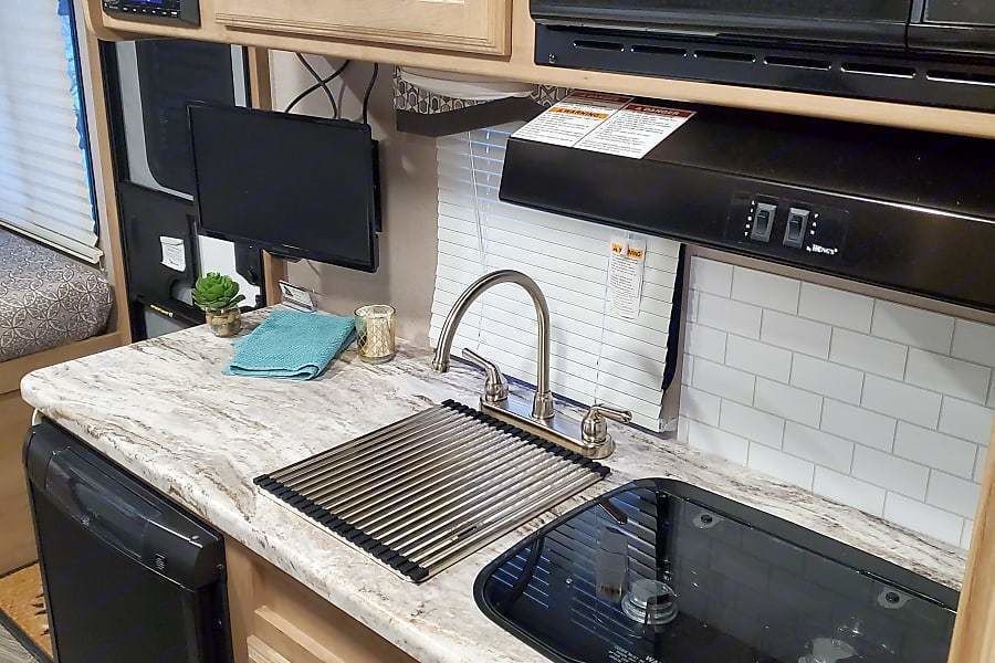Photo 11 - 2020 Winnebago Travel Trailer rental photo 13