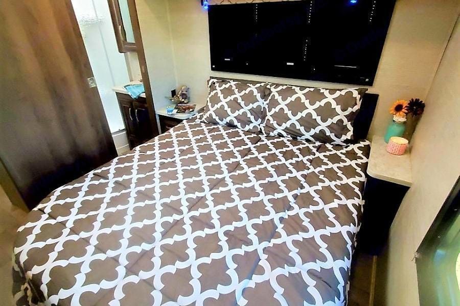 Photo 15 - 2021 Jayco Class C Motorhome rental photo 17