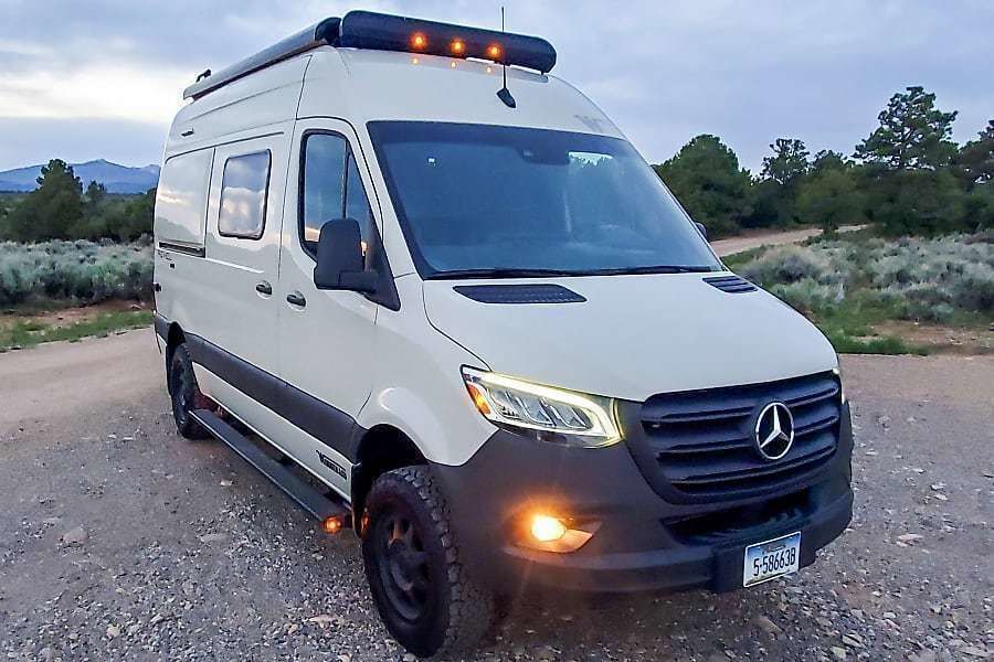Photo 14 - 2020 Winnebago Other rental photo 16