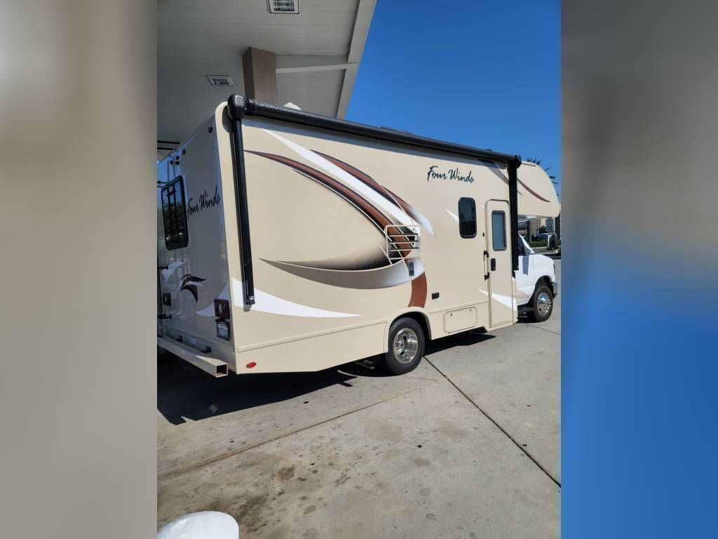 Photo 1 - 2018 Fourwinds Class C Motorhome rental photo 8