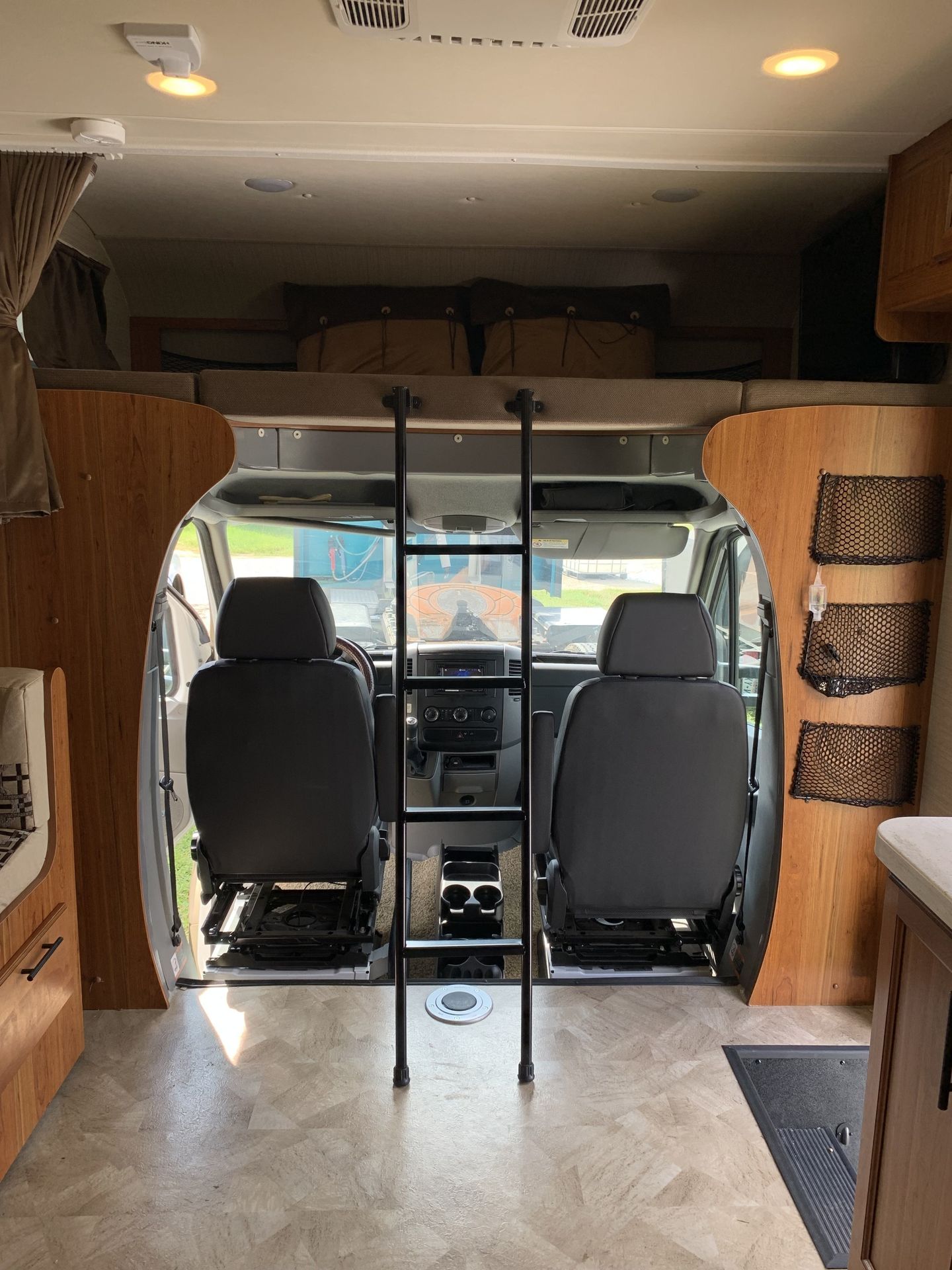 Photo 7 - 2017 Jayco Class C Motorhome rental photo 9