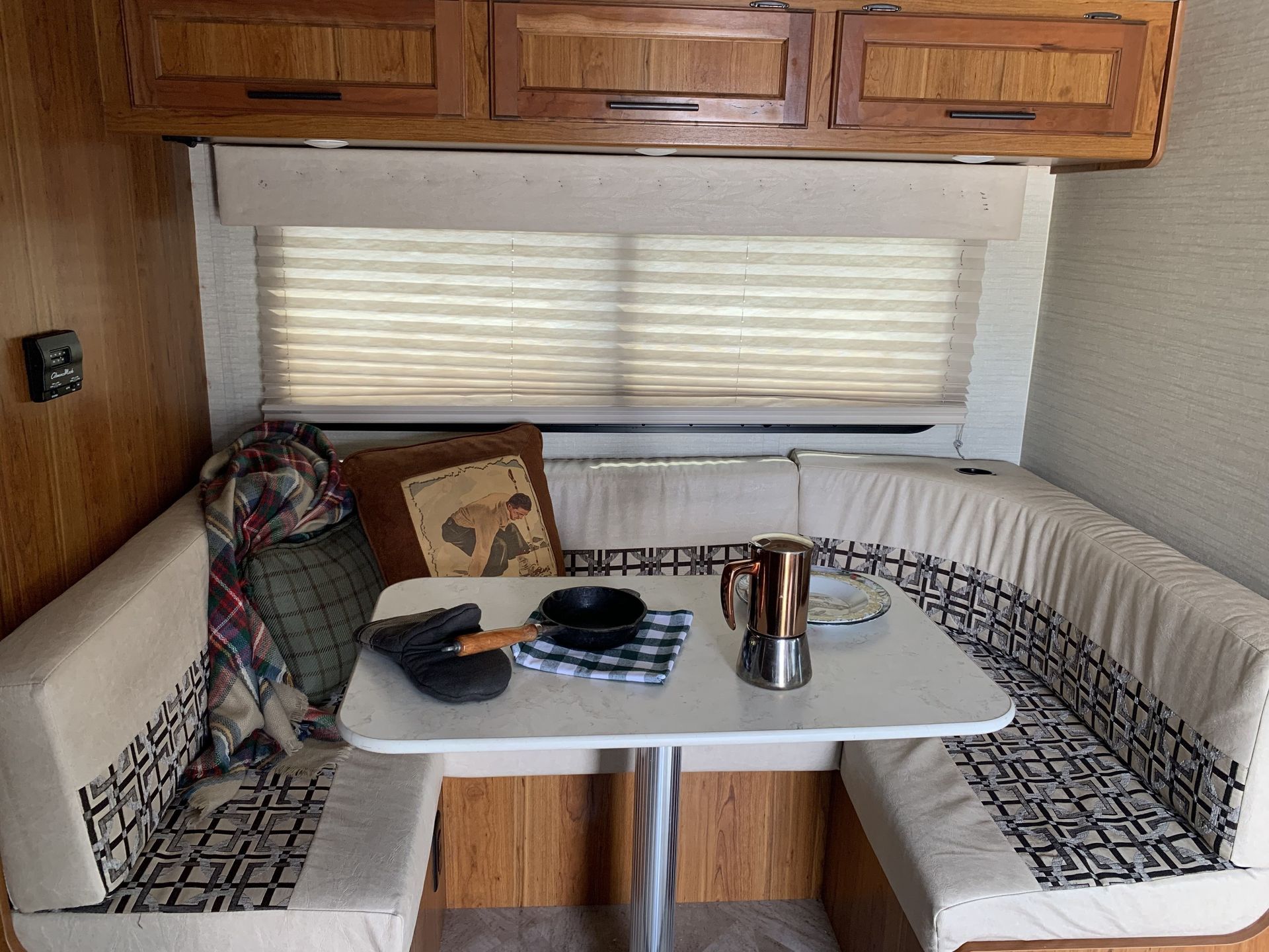 Photo 14 - 2017 Jayco Class C Motorhome rental photo 16