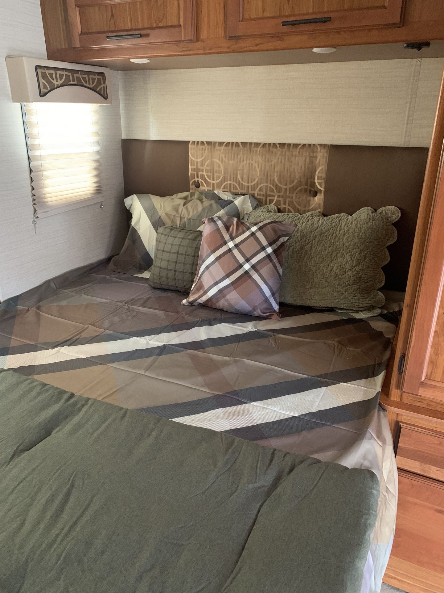 Photo 20 - 2017 Jayco Class C Motorhome rental photo 22