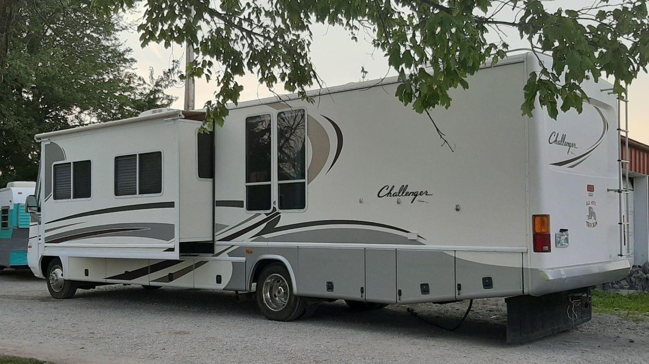 Photo 0 - 2002 Damon Class A Motorhome rental photo 2