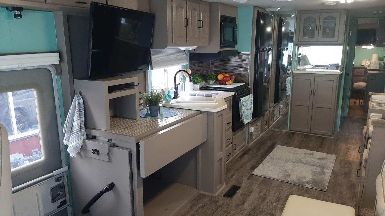 Photo 3 - 2002 Damon Class A Motorhome rental photo 5