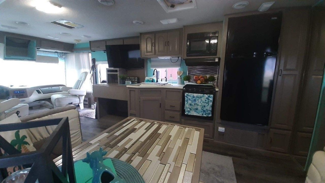 Photo 4 - 2002 Damon Class A Motorhome rental photo 6