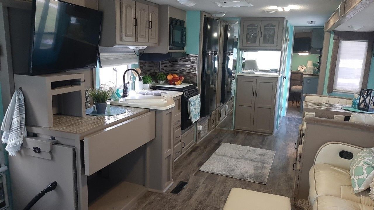 Photo 8 - 2002 Damon Class A Motorhome rental photo 10
