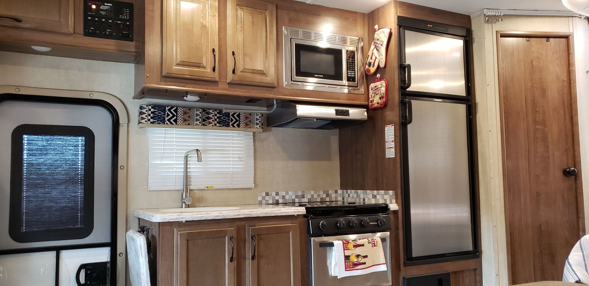 Photo 5 - 2018 Gulf Stream Class C Motorhome rental photo 7
