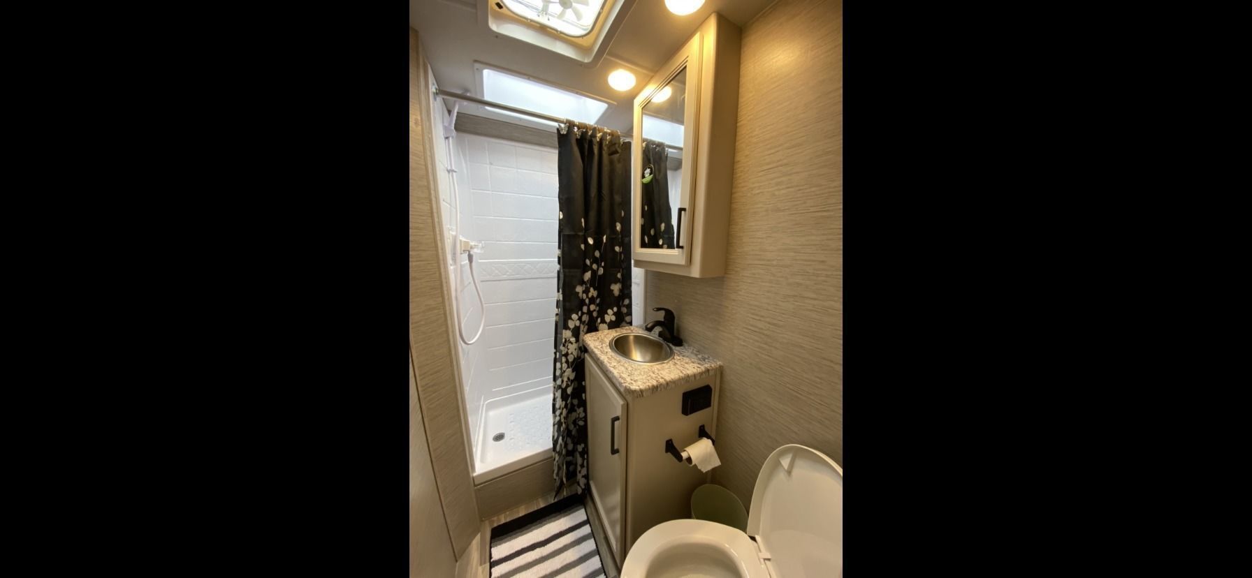 Photo 3 - 2022 Thor Motor Coach Class C Motorhome rental photo 8