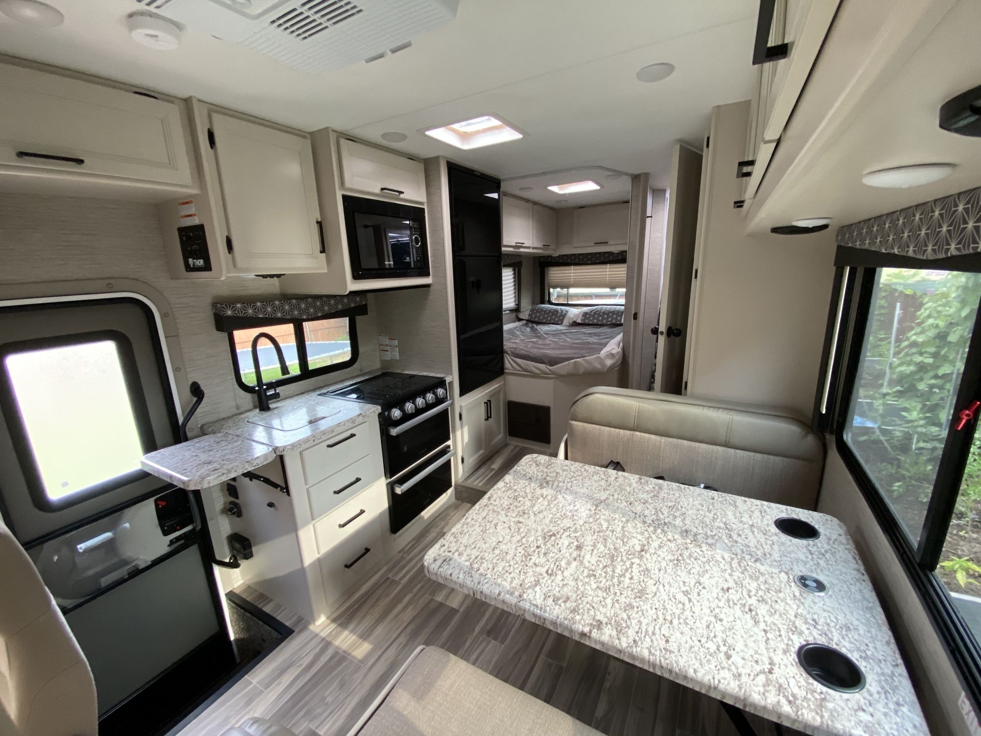 Photo 3 - 2022 Thor Motor Coach Class C Motorhome rental photo 9