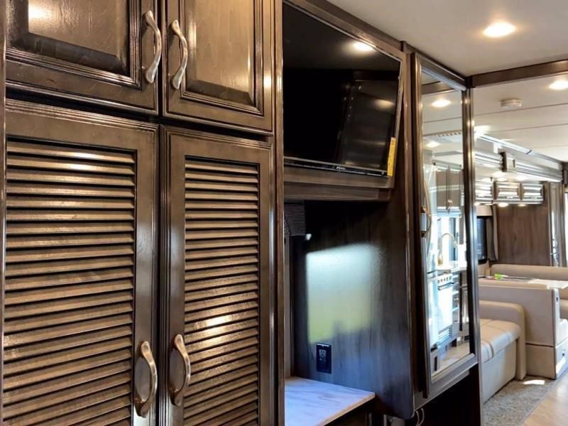 Photo 2 - 2005 Fleetwood Class A Motorhome rental photo 9