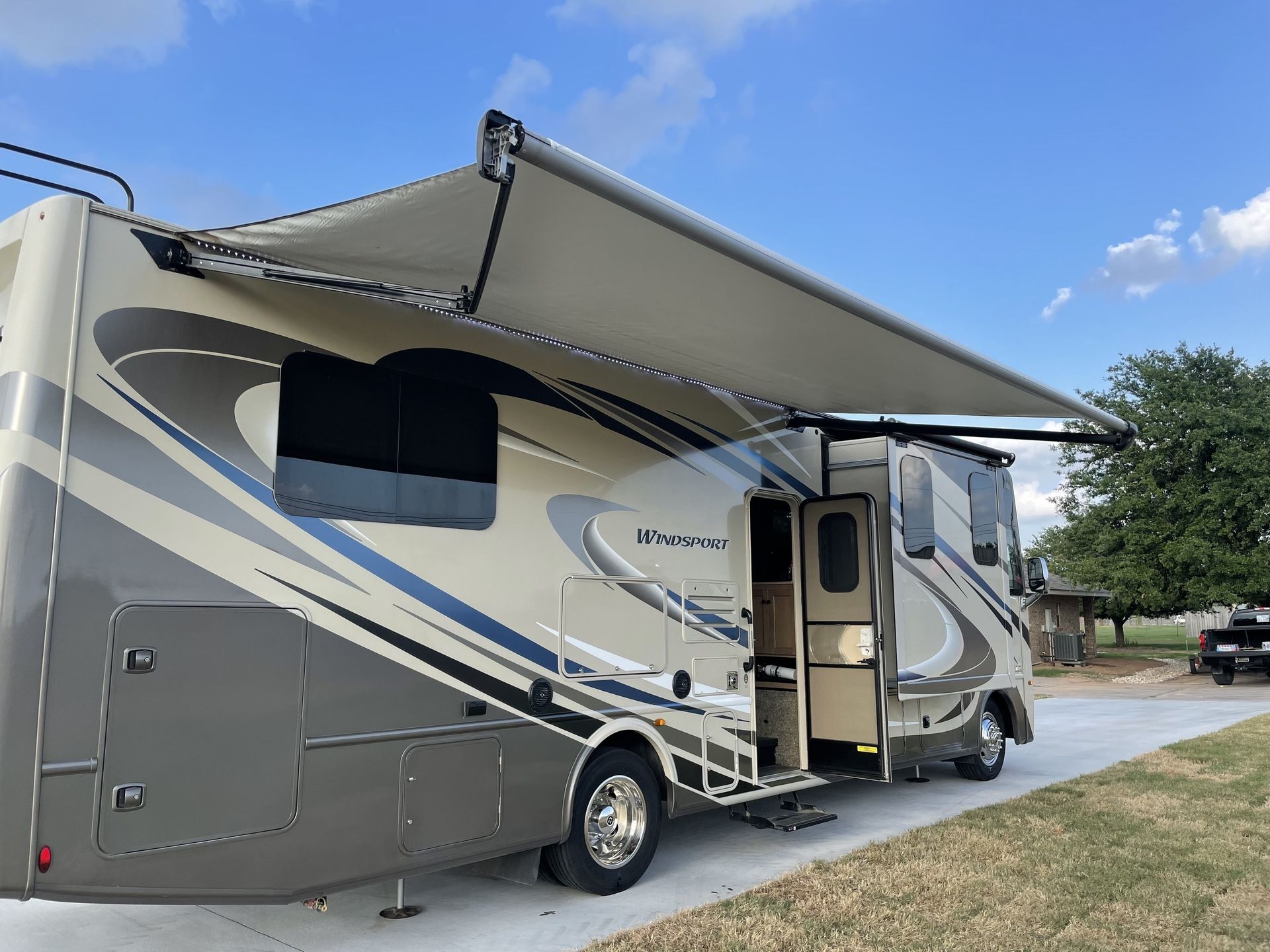 Photo 2 - 2018 Thor Motor Coach Class A Motorhome rental photo 4