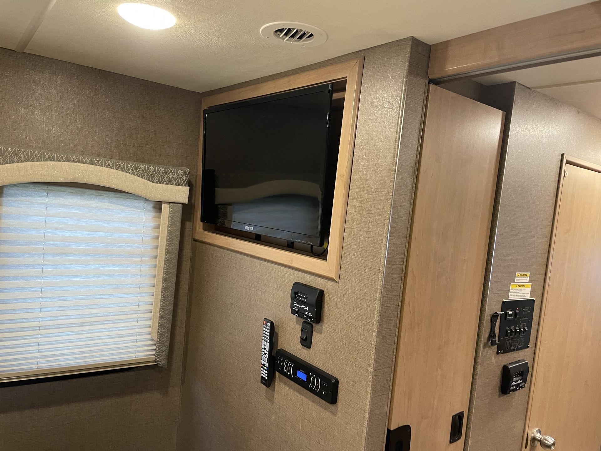 Photo 13 - 2018 Thor Motor Coach Class A Motorhome rental photo 15