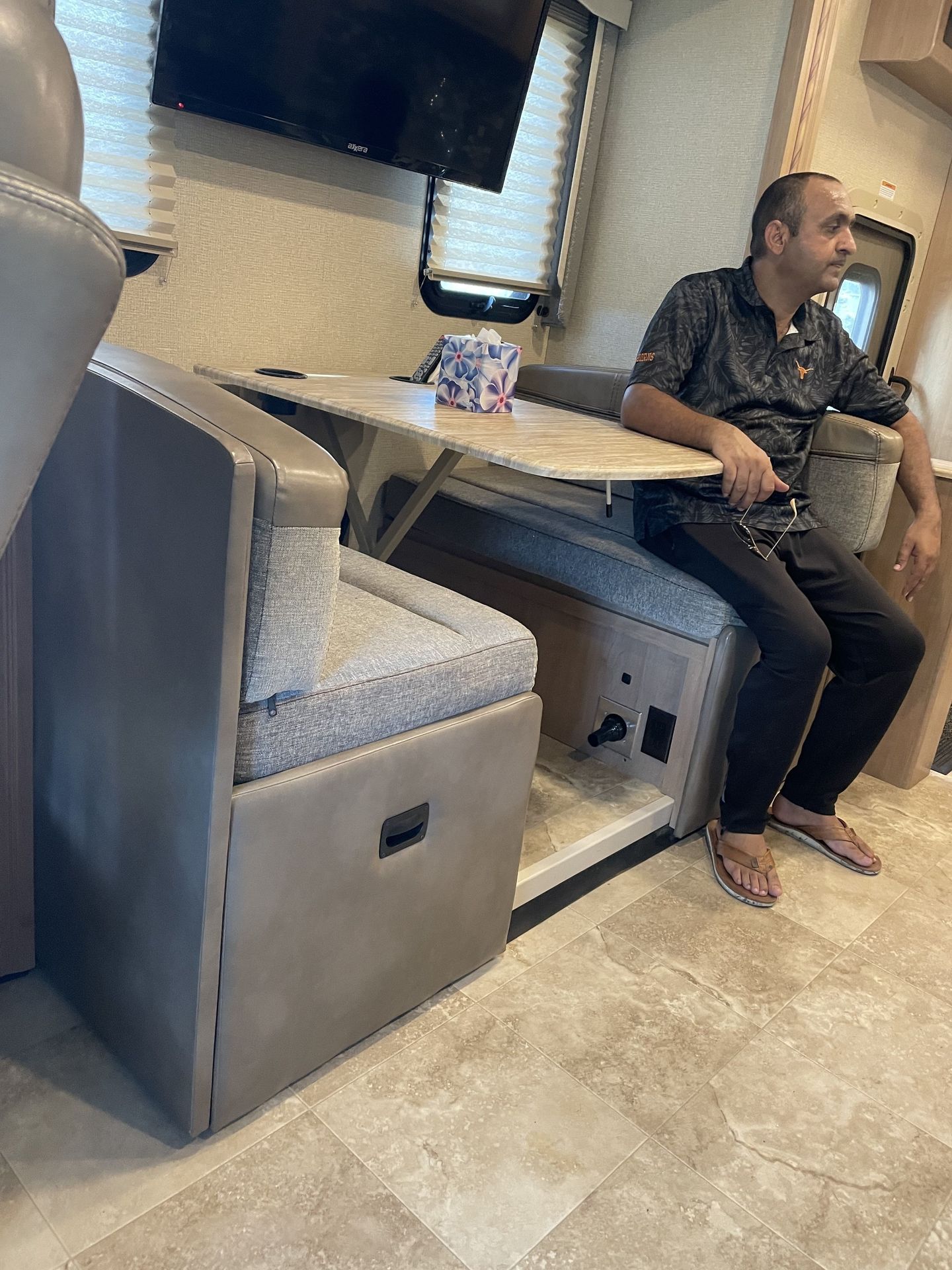 Photo 14 - 2018 Thor Motor Coach Class A Motorhome rental photo 16