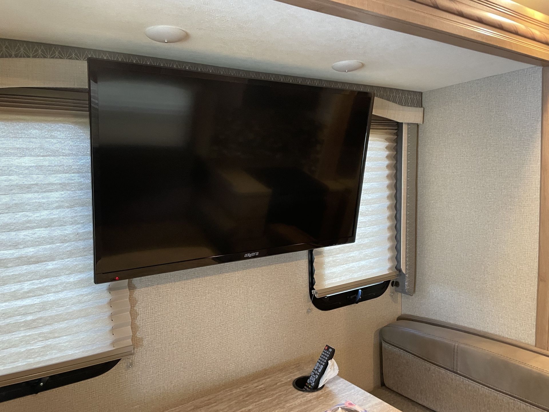 Photo 15 - 2018 Thor Motor Coach Class A Motorhome rental photo 17