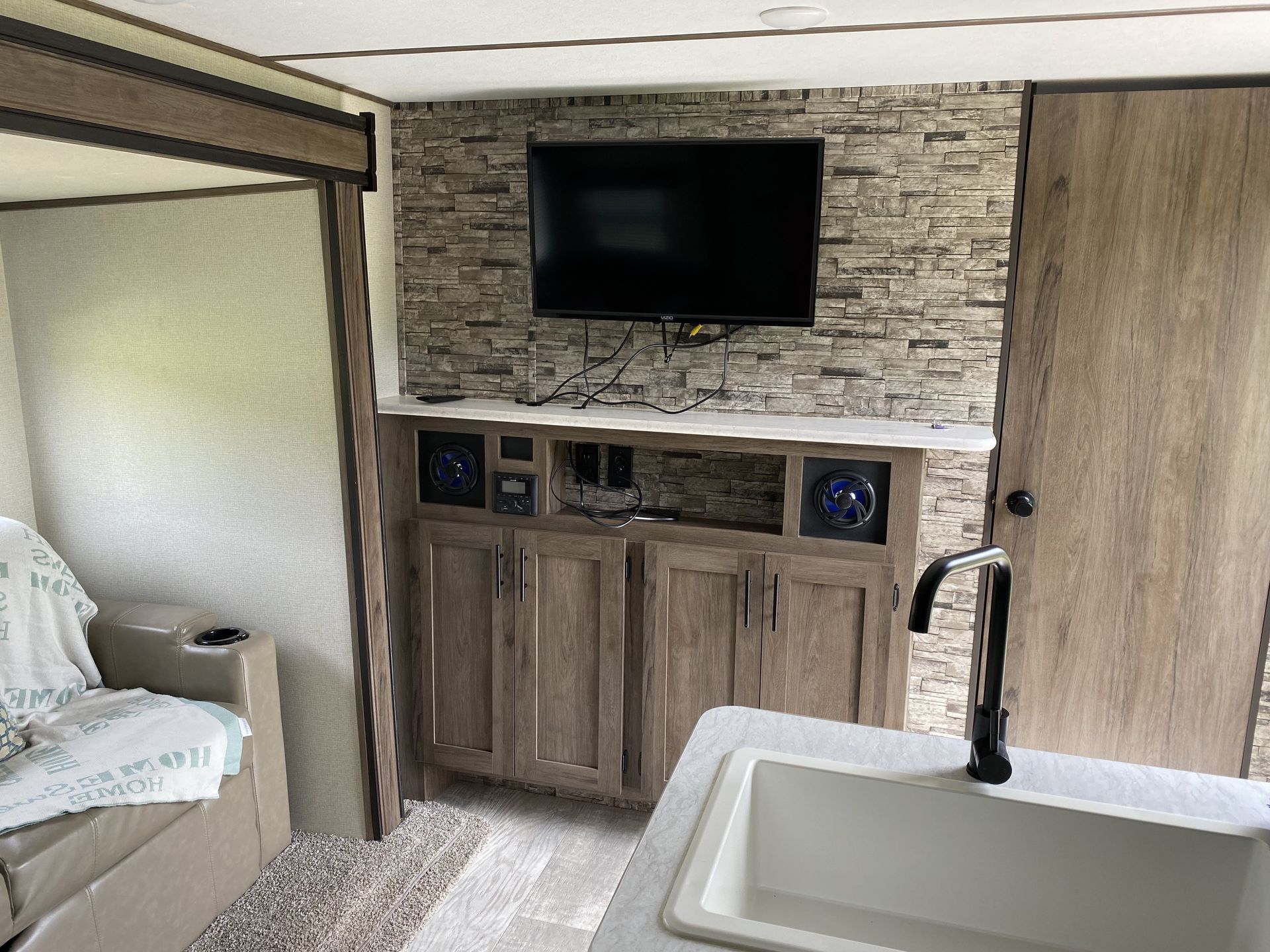 Photo 5 - 2020 Prime Time Travel Trailer rental photo 7